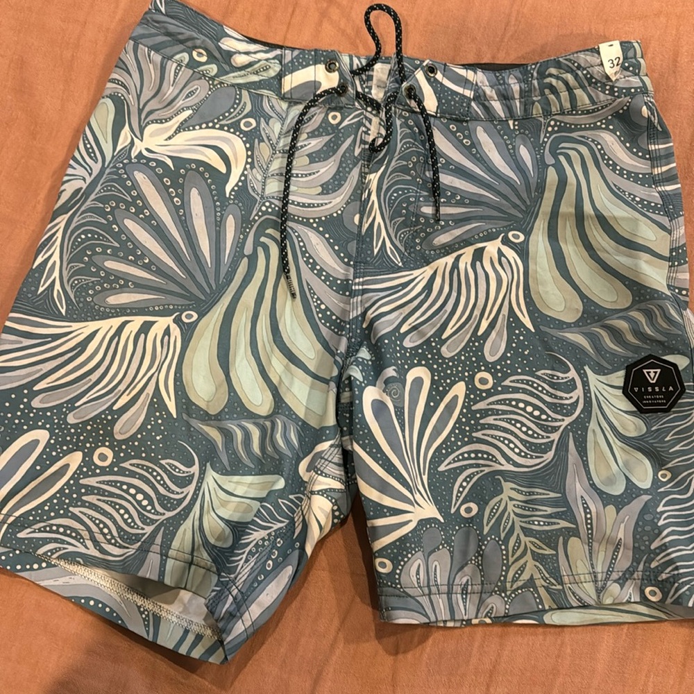 Like new Visalia board shorts